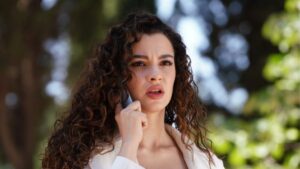 Ascolti TV di domenica 30 agosto 2026: Canale 5 vince la serata, Scotti vola al 27,4%